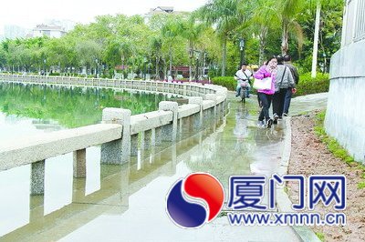 岸上步道仍有不少積水