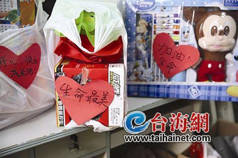 愛(ài)心人士給寶寶送來(lái)很多禮物