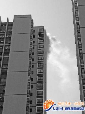 發(fā)生火災的窗戶一直往外冒煙