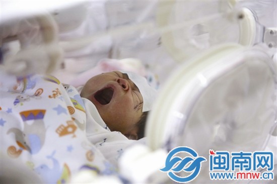 寶寶張嘴打哈欠，臉上的傷已經(jīng)結(jié)痂