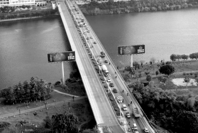 柳城大橋一側(cè)封閉