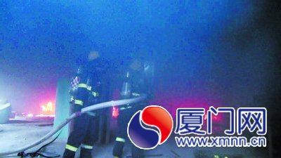 消防人員在撲滅倉庫的火。