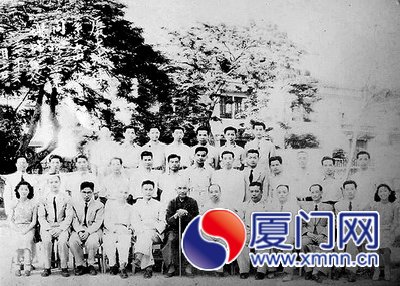 1948年法律系畢業(yè)照，何永齡（二排左六），陳宜祥（