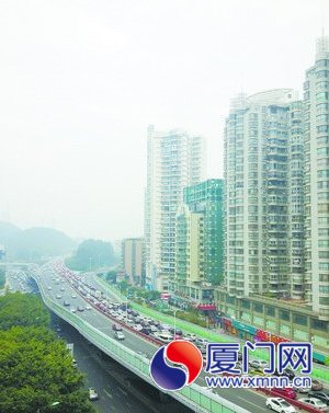 仙岳高架橋上車輛排起了長龍