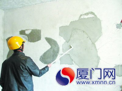 業(yè)主房?jī)?nèi)一塊塊用水泥涂上的“補(bǔ)丁”格外刺眼