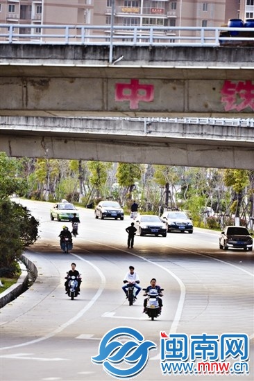 東海立交橋目前缺乏慢行系統(tǒng)，行人和非機動車很危險