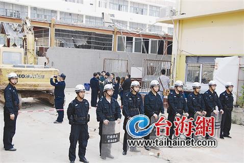 區(qū)領(lǐng)導(dǎo)親自帶隊(duì)拆除4處