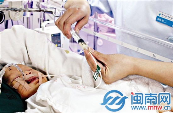 寶寶戴著呼吸機(jī)