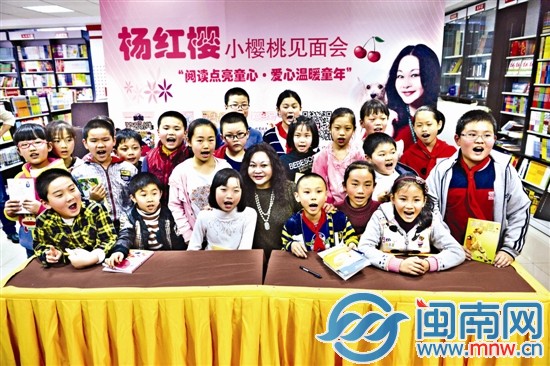 楊老師與海都小記者合影留念