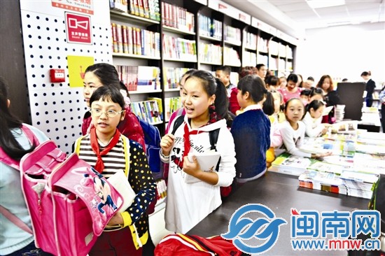 海都小記者排隊(duì)等候簽名