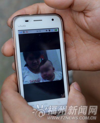 手機里相片寄托著劉先生對妻兒的哀思