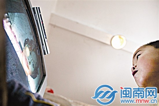 這一刻，冬冬的世界里，只有電視機里的人