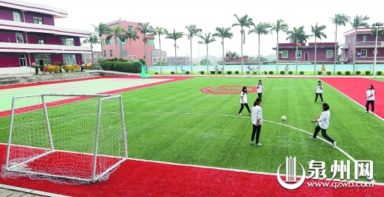 洪建南還捐資為中學(xué)修了省級(jí)女足基地