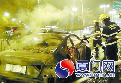 奧迪轎車失控撞上護(hù)欄 瞬間燒成空架子
