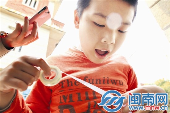 小斌玩著膠帶時(shí)，聽到手機(jī)里的《感恩的心》音樂