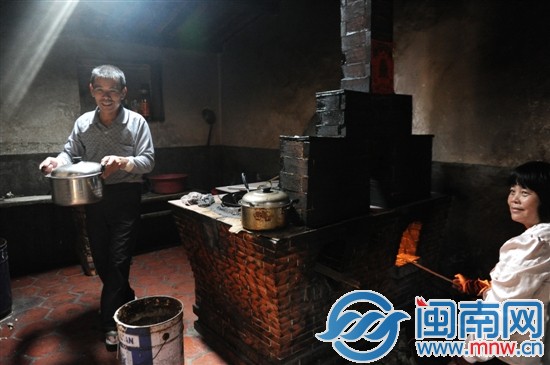 做飯，她生火，二十幾年的夫妻生活很默契