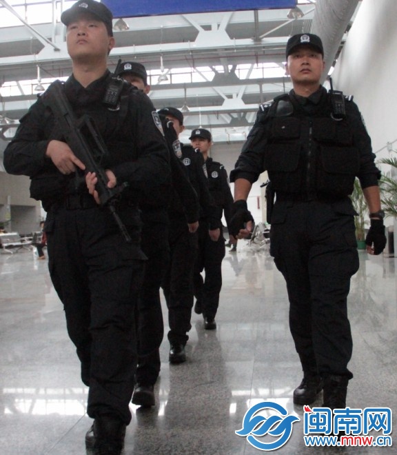 特警隊(duì)員們?nèi)蔽溲b巡邏