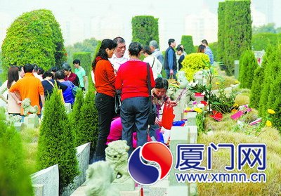 在天馬山中華永久墓園，市民祭祖掃墓。