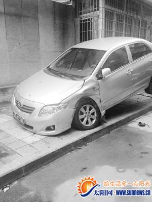 轎車突然失控亂撞