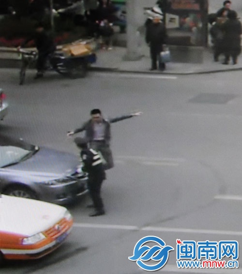 于某走下車，對著老徐就是一腳飛踹