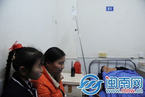 女兒和妻子在醫(yī)院照顧老徐，丈夫被打，妻子很難過