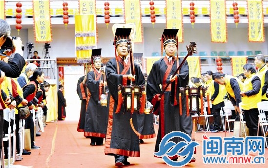 祭祀大典按傳統(tǒng)禮數(shù)進行，持續(xù)一個多小時