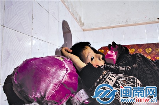 阿寶獨(dú)處房間內(nèi),只有身下一個(gè)破舊的娃娃陪著他