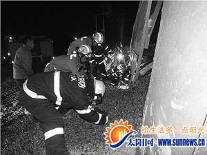 消防官兵徒手扒石救人