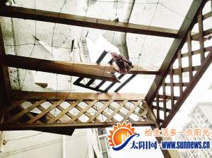 朱先生家被砸碎的雨篷