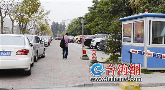 這些劃在人行道上的停車位，計(jì)劃從這個(gè)月起開(kāi)始收費(fèi)