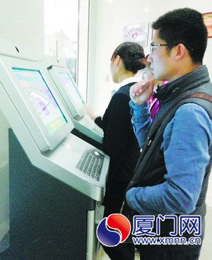 市民操作自助填表機(jī)。