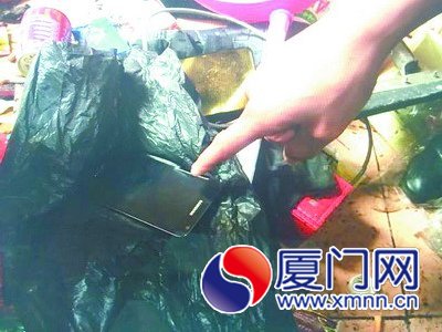 小羅偷來手機藏到垃圾桶，眼神慌張露餡。