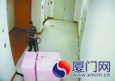 監(jiān)控拍下盜竊過程