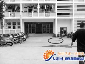 男生墜樓落地的大概位置