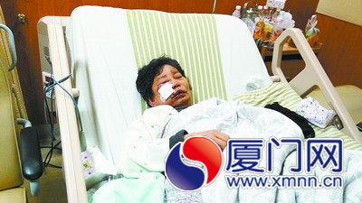 陳先生的母親躺在病床上。