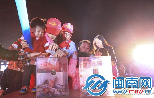 前晚，公益晚會(huì)現(xiàn)場(chǎng)，市民自發(fā)捐款