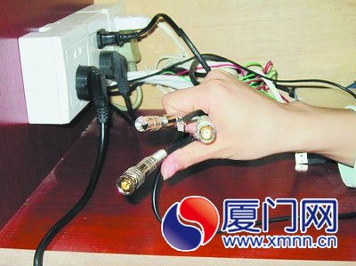 這幾個電線插頭原本連接著監(jiān)控視頻的存盤。