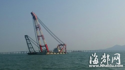 兩艘工程船正在對(duì)事故船進(jìn)行定位，準(zhǔn)備進(jìn)行扶正、起吊