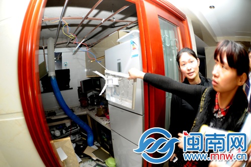 廚房吊頂脫落，抽油煙機(jī)被掀開(kāi)一大半