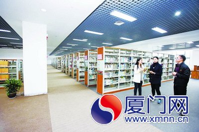 圖書館不同區(qū)域，用不同顏色的地毯進行區(qū)分。