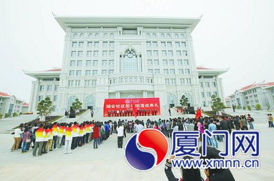 廈大翔安校區(qū)圖書館建筑高度47.7米，外觀恢弘