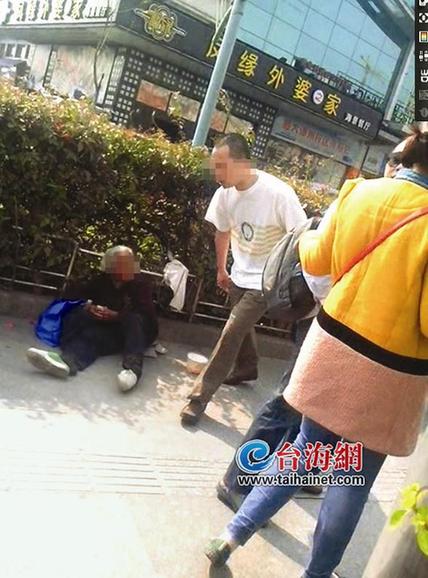 廈門(mén)一神秘男專(zhuān)搶乞丐錢(qián)