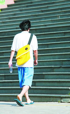 　早戀、發(fā)型、校服是學(xué)校嚴(yán)抓的重點(diǎn)