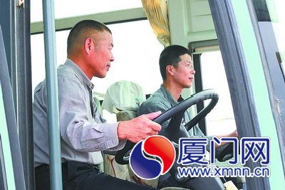 王建國(guó)教練（左）在教學(xué)中嚴(yán)格要求把好安全關(guān)。