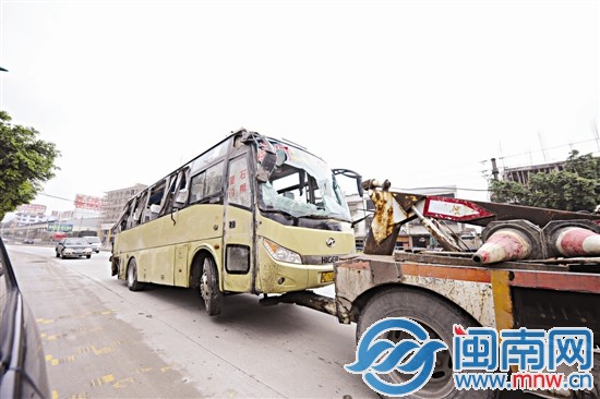 大巴車受損嚴(yán)重，車窗玻璃大多已經(jīng)破碎
