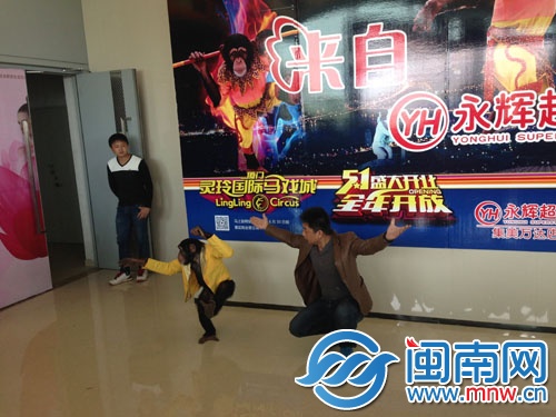 Jack挑好蘋果，放進(jìn)購物籃