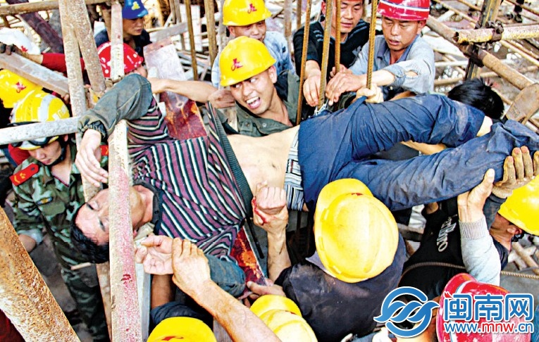 眾人托舉受傷工人的身子，防止他內(nèi)臟二次受傷