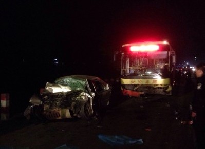 小轎車超車逆行迎面撞公交