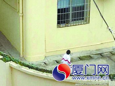 孩子在教室外閑逛