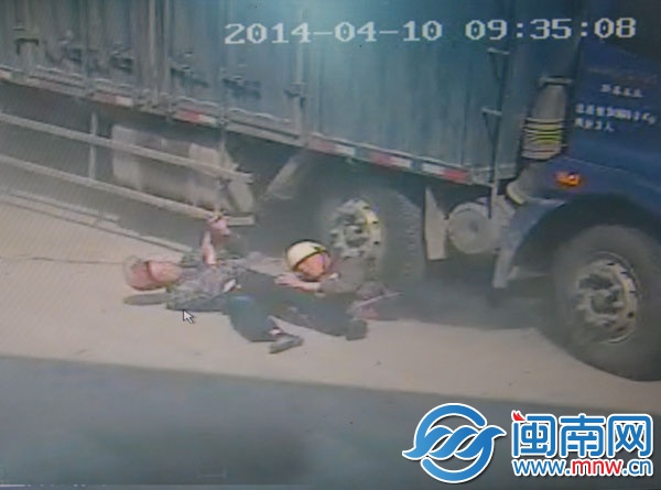 9點(diǎn)35分08秒，兒子被推開(kāi)了，父親卻被卷入車(chē)輪下